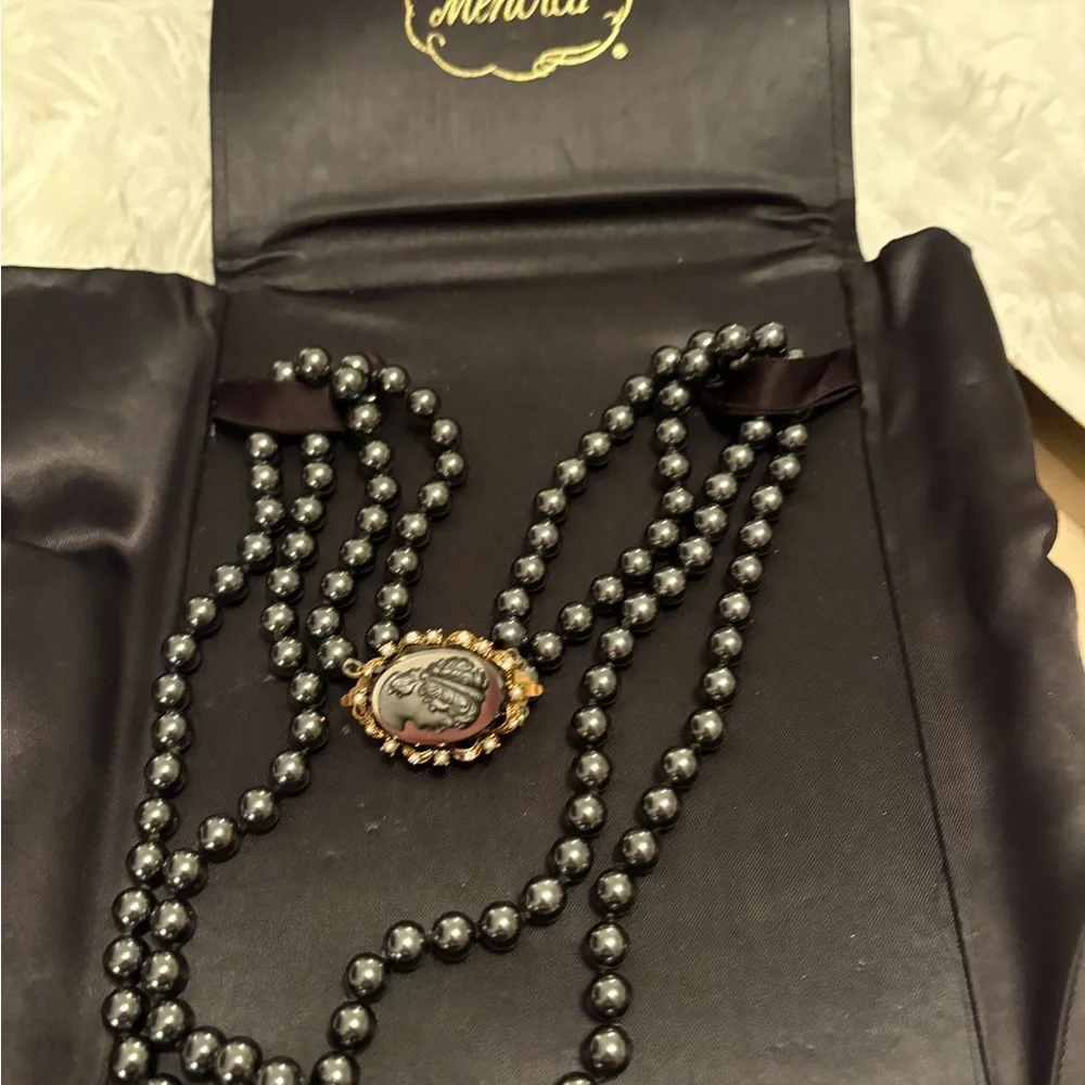 Black Pearl Vintage Cameo Clasp Necklace - Picture 3 of 7